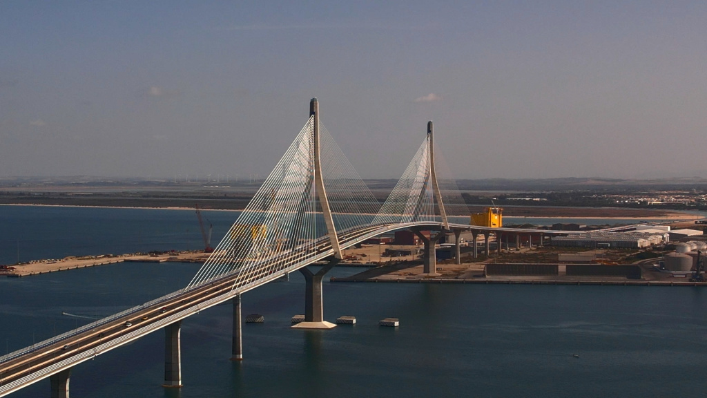 Vista aérea del puente de la Constitución de 1812 (La Pepa) en la Bahía de Cádiz