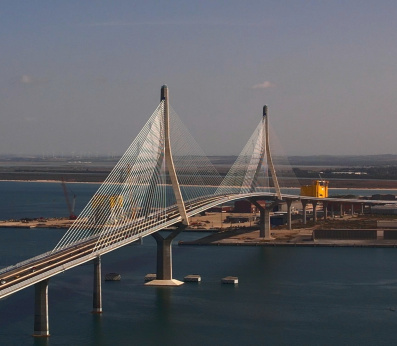 Vista aérea del Puente de la Pepa (Puente de la Constitución de 1812) en la Bahía de Cádiz
