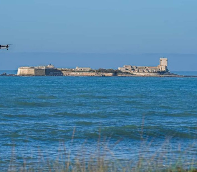 Dron sobrevolando el castillo de Sancti Petri, en Chiclana de la Frontera