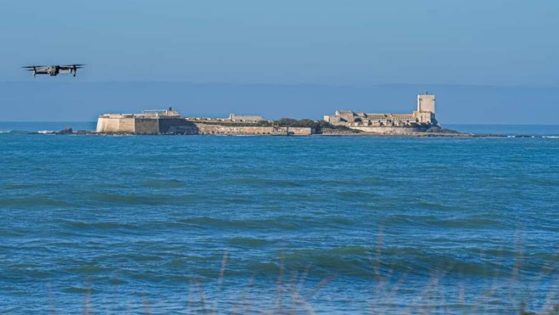 Dron sobrevolando el castillo de Sancti Petri, en Chiclana de la Frontera