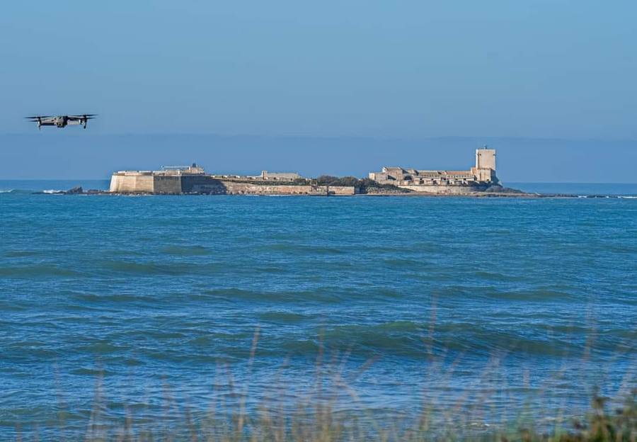 Dron sobrevolando el Castillo de Sancti Petri, Bahía de Cádiz