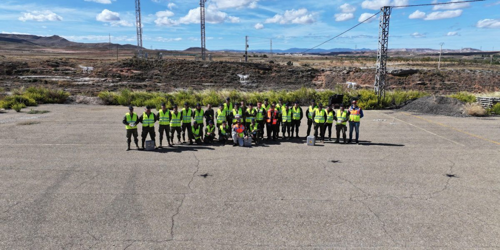 Alumnos de una unidad militar operando un dron durante una formación práctica