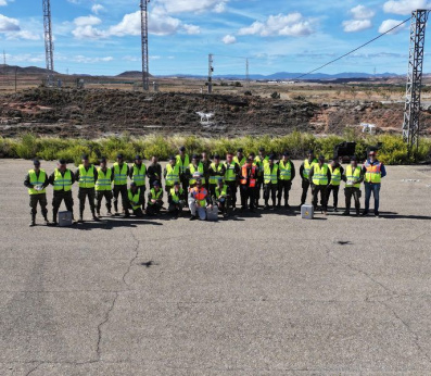Alumnos de unidad militar operando un dron durante una práctica de pilotaje