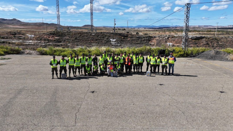 Alumnos de unidad militar operando un dron durante una práctica de pilotaje