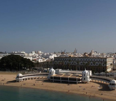 Vista aérea de La Caleta y el casco histórico de Cádiz