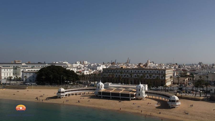 Vista aérea de La Caleta y el casco histórico de Cádiz